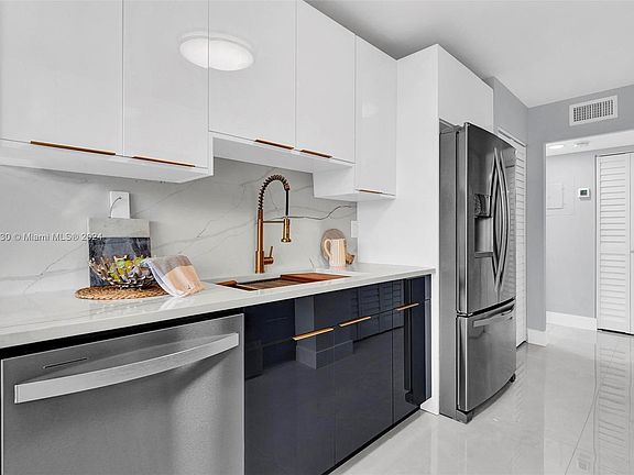 4th image of 900 NE 195th St APT 218