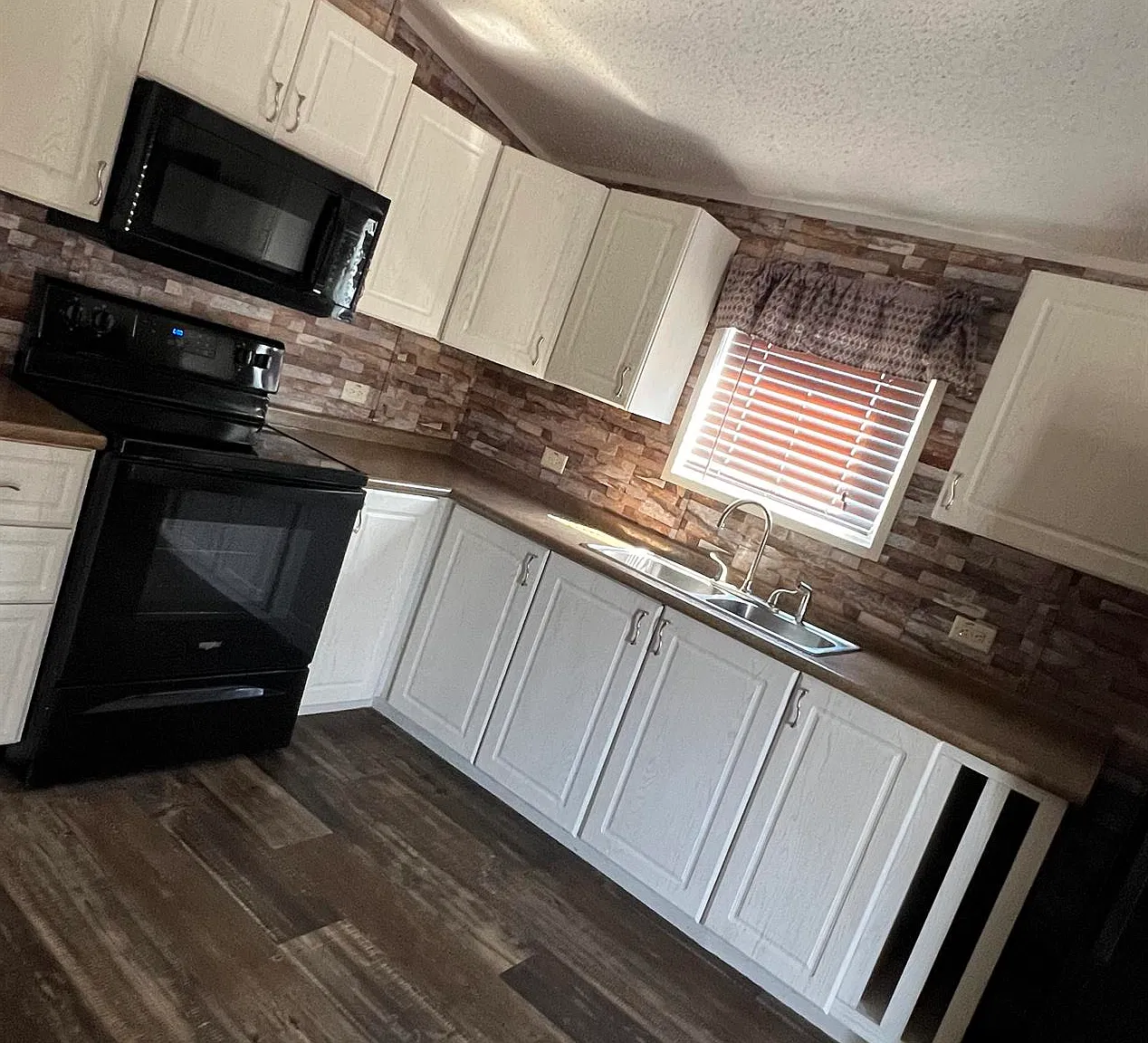 106 Woodlawn Dr — Photo 1