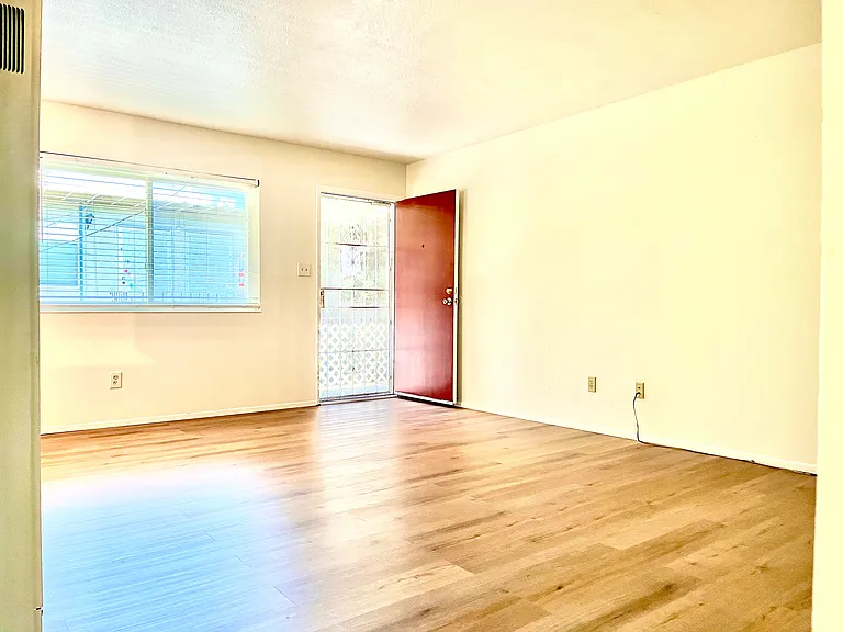 582 E H St #C — Photo 8