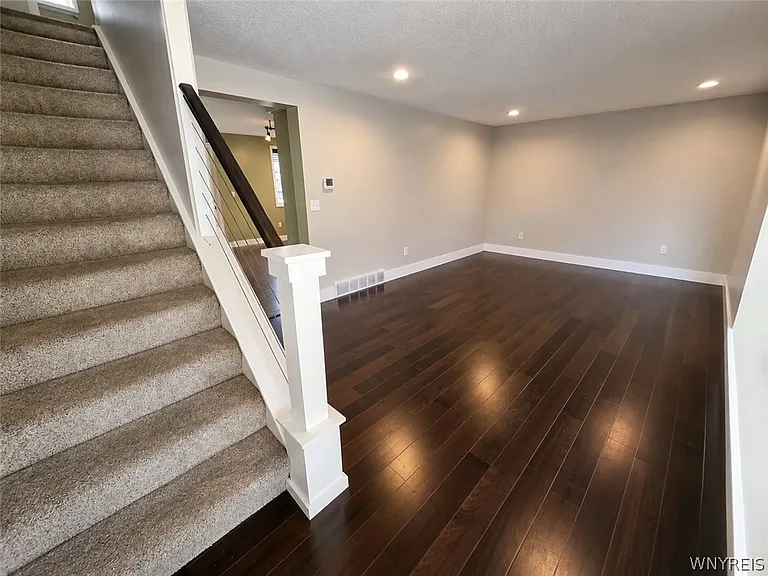 25 Jessica Ln — Photo 3