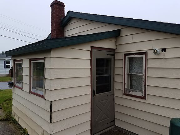 side view of entry porch