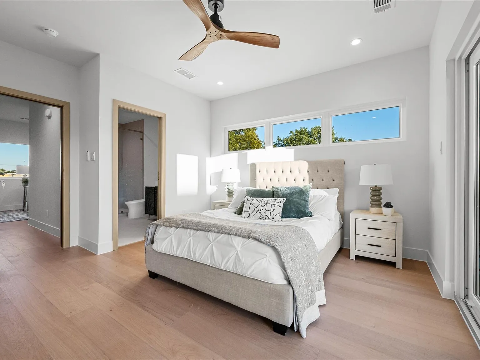 3 bed, 2826 sqft, $5,200 — Photo 3