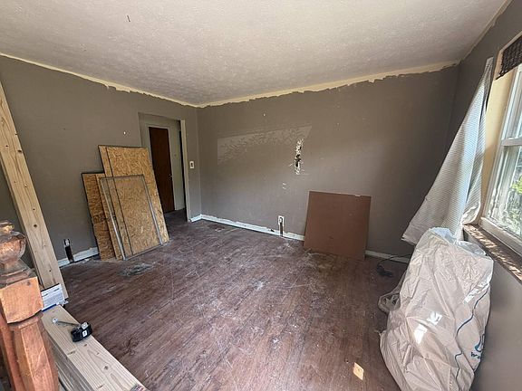 3rd image of 423 Baird Dr