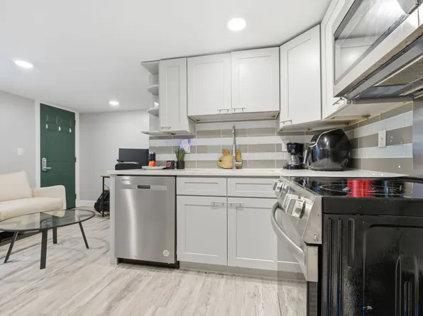 1 White Pl, Bloomington, IL