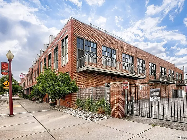 2441 N Broadway #102 — Photo 30