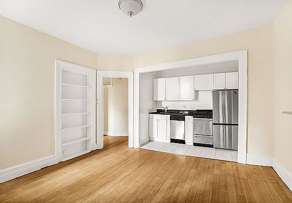 3rd image of 215 W 13th St APT 4B