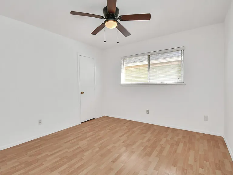530 Westshire Dr — Photo 11