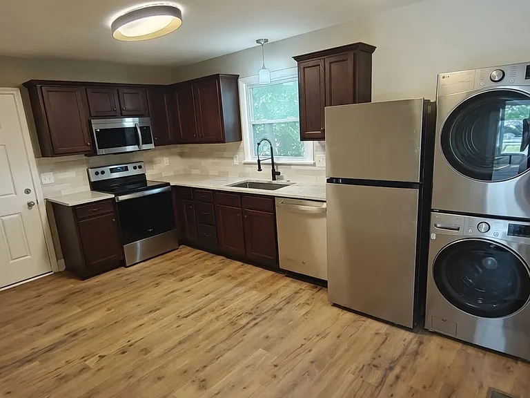 106 W Chestnut St — Photo 5