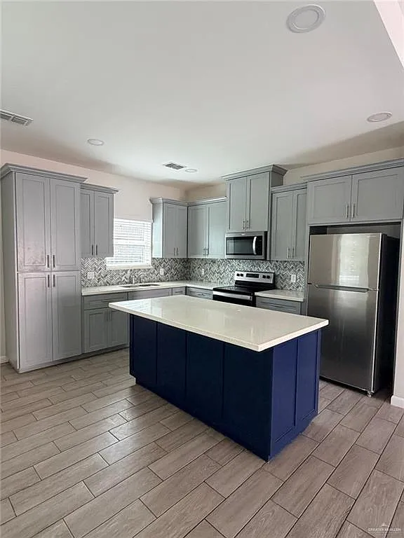 2 bed, 2.0 bath, 8904 sqft, $1,100 — Photo 3