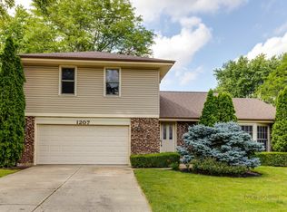1207 Trinity Pl, Libertyville, IL
