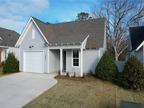 1091 Woodland Ln, Opelika, AL 36801