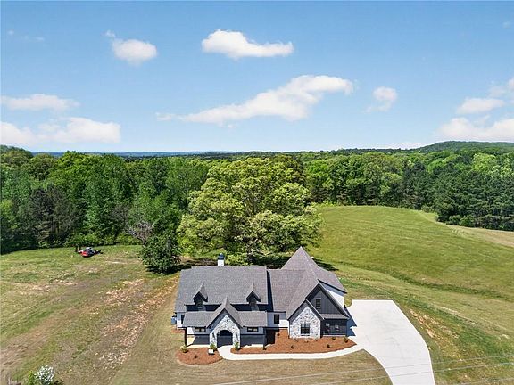3rd image of 728 Lake Circle Rd