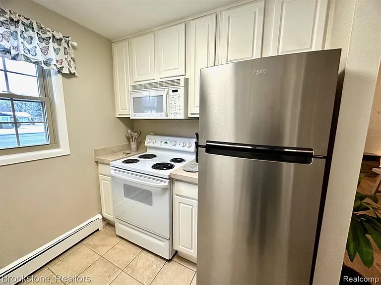 2332 W Forteen Mile Rd — Photo 5
