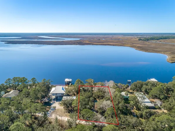 34 River Dr, Panacea, FL 32346