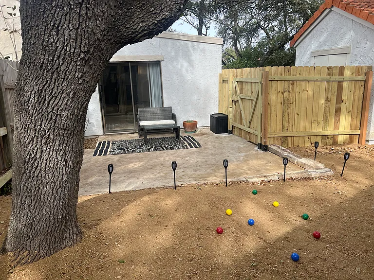 3915 Hunters Crest St — Photo 32