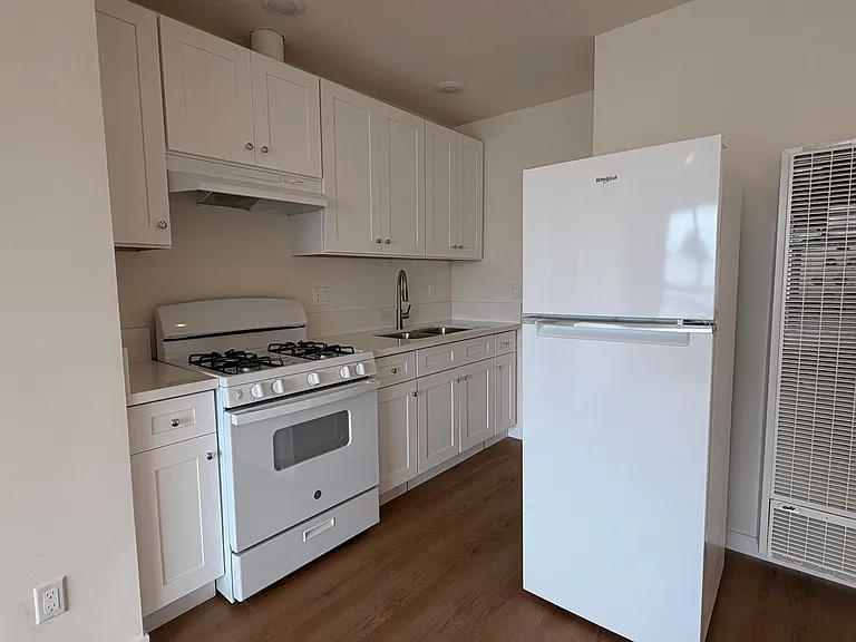 3950 S Hillcrest Dr — Photo 3