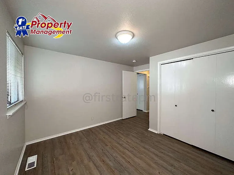 1184 W Lee St — Photo 12