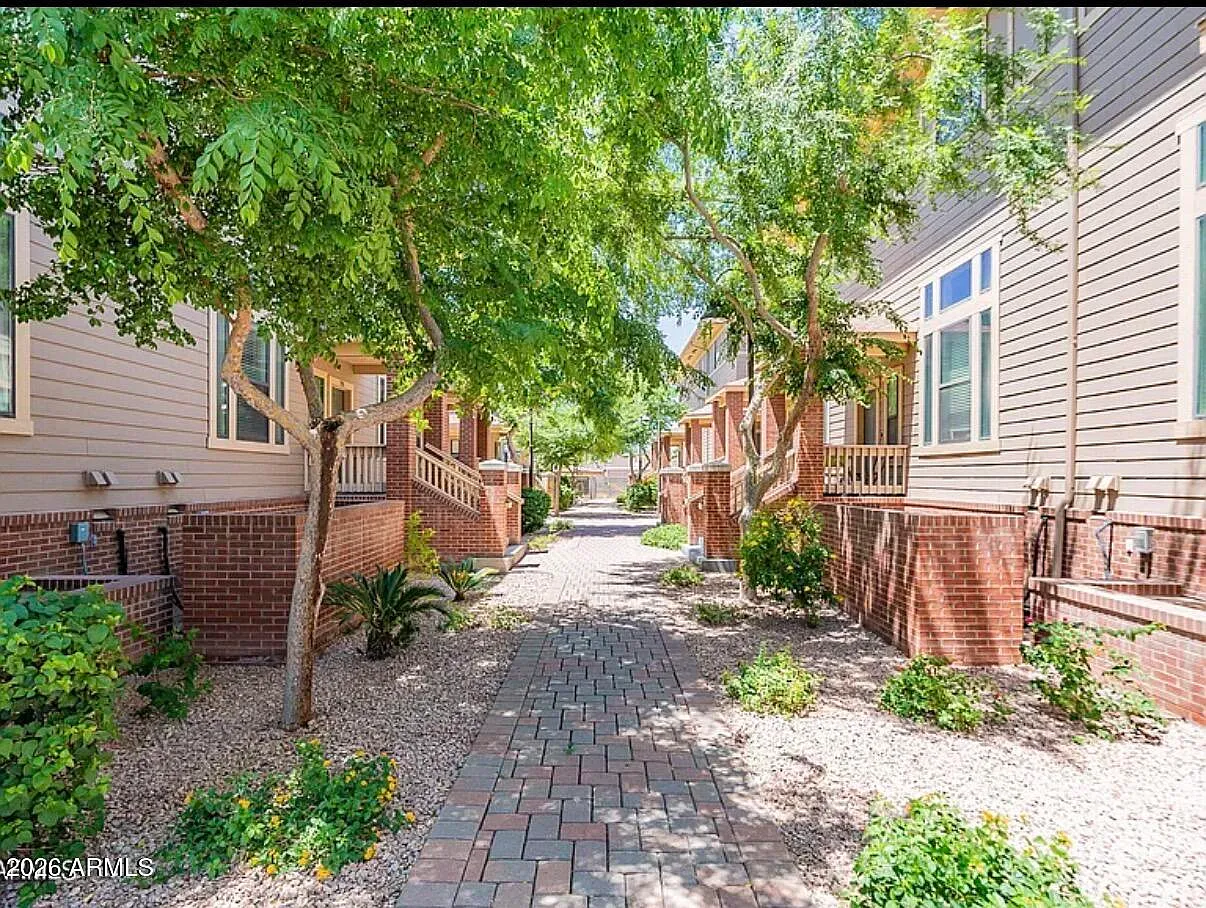 3 bed, 3.0 bath, 1218 sqft, $2,500 — Photo 2
