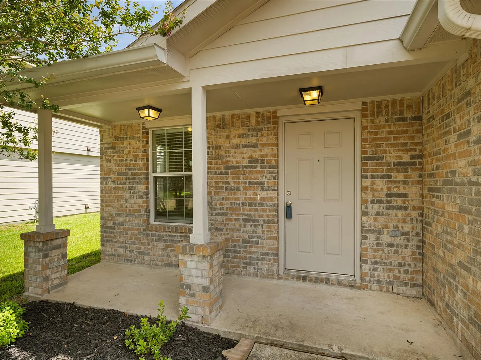 3 bed, 2.5 bath, 1715 sqft, $1,900 — Photo 3