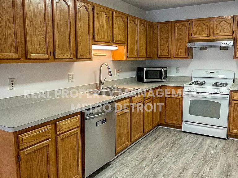5560 Seabreeze Ln — Photo 8