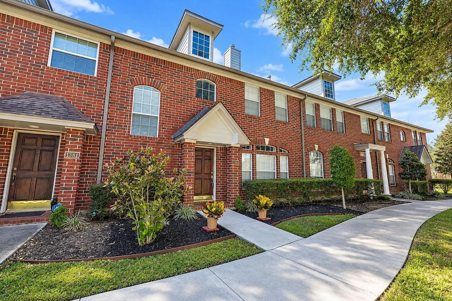3 bed, 2.5 bath, 2115 sqft, $2,000 — Photo 1