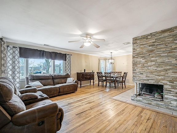 4th image of 222 Eastwood Blvd
