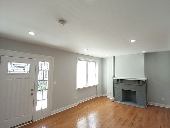 2nd image of 943 E Stafford St