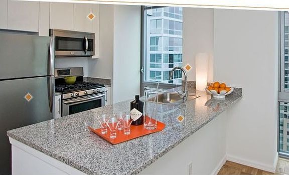 3rd image of 505 W 37th St Ph 2