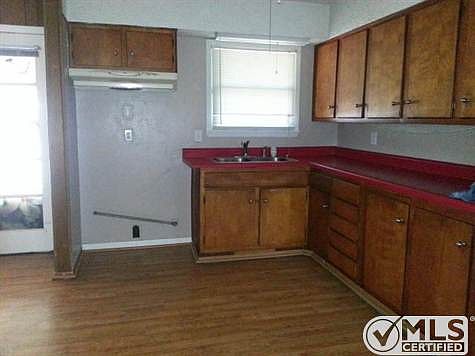 4th image of 2207 Greenway St