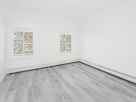 3rd image of 154 Cortlandt St #2