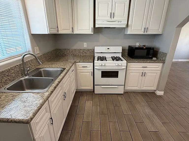 2820 S Sandhill Rd — Photo 9
