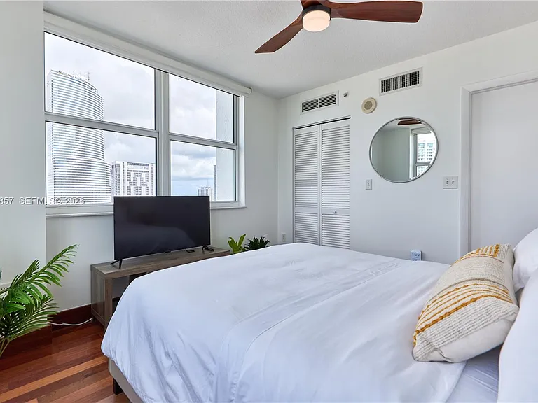 31 SE 5th St #3201 — Photo 22