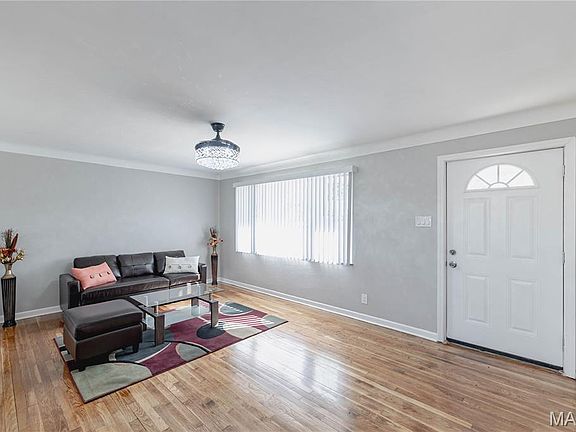 3rd image of 2407 Caverhill Dr