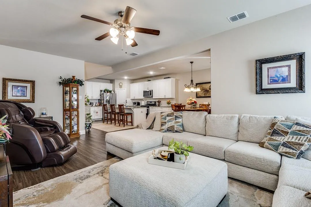 4 bed, 2293 sqft, $2,800 — Photo 3