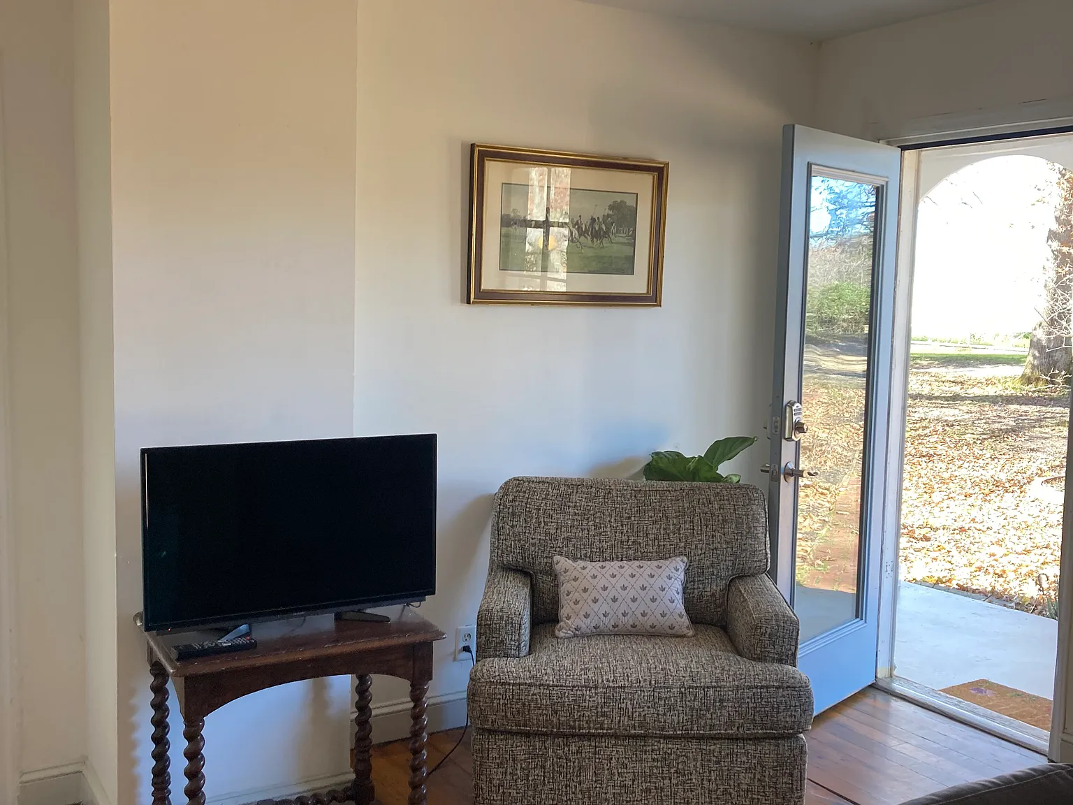 3 bed, 1350 sqft, $2,150 — Photo 4