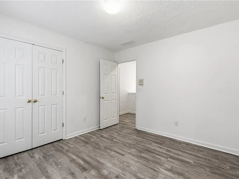 6430 Barwick Ln — Photo 36