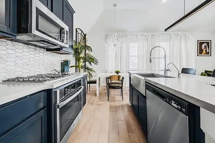 3 bed, 2.5 bath, 1404 sqft, $2,300 — Photo 3