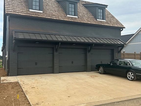 3 car garage with studio apartment above.