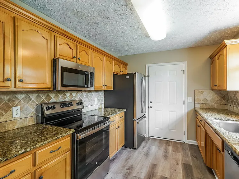 1902 Champlain Dr — Photo 8