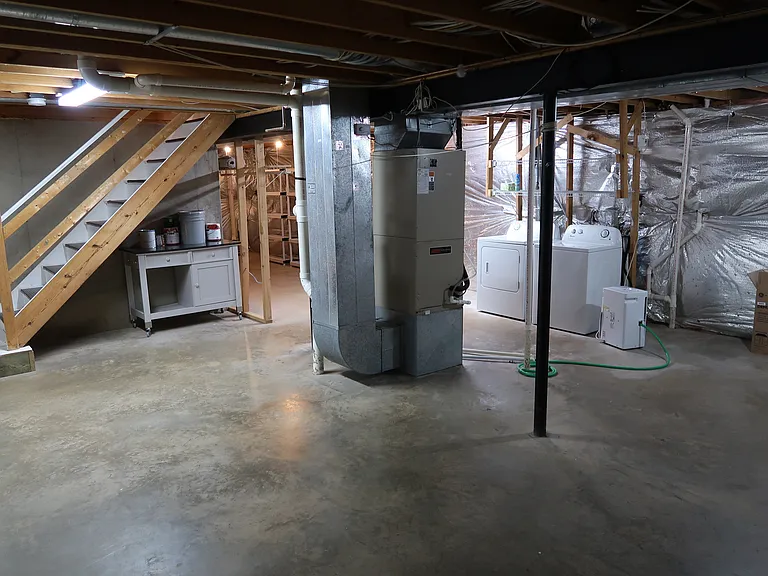 Dry basement, lots of storage space!
