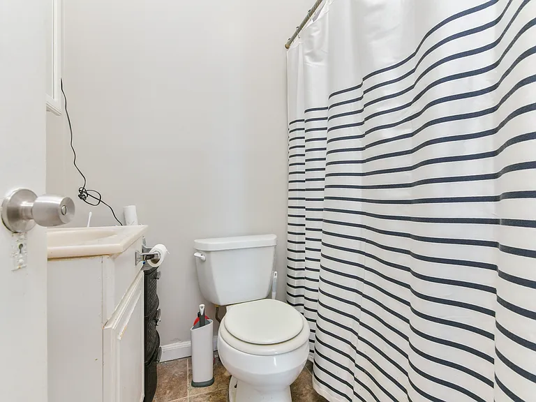 748 E 3rd St #2 — Photo 9
