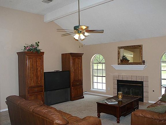 5th image of 818 Country Club Dr