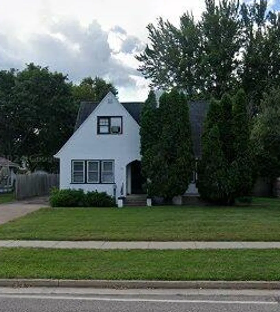 5 bedroom, 2 bathroom - Close to Campus, Off Street Parking, Spacious Home — Photo 1