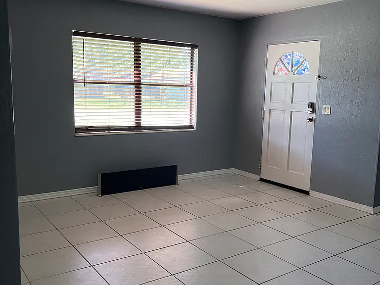 108 E Garland Ct — Photo 9
