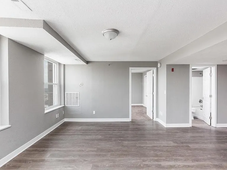 Anderson Tower Apartments — Photo 9
