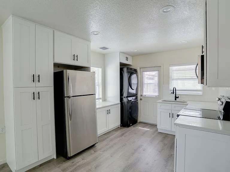 1316 S Bumby Ave — Photo 5