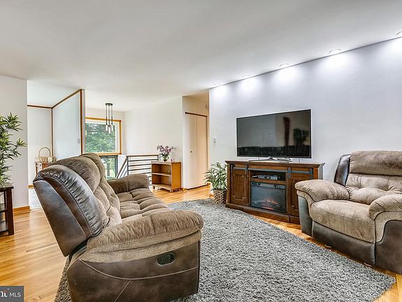 3rd image of 11912 Hunters Ln