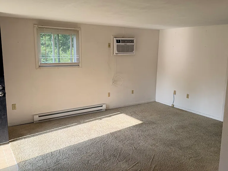 661 Grove Ln — Photo 2