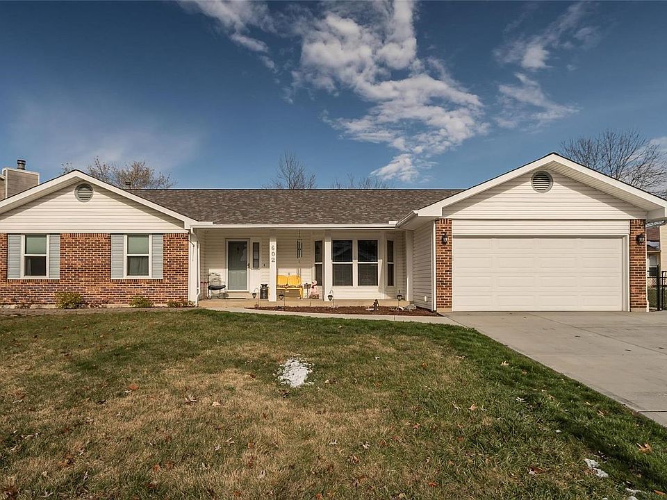 Welcome to 602 Settlers Circle! Central location in St. Peters puts you close to shopping, schools, and hiking trails.