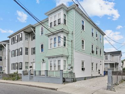 32 Quequechan St, Fall River, MA, 02723